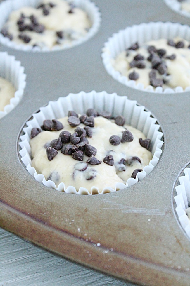 Chocolate Chip Muffins #chocolatechip #biggreenhouseblog #muffins #chocolatechip