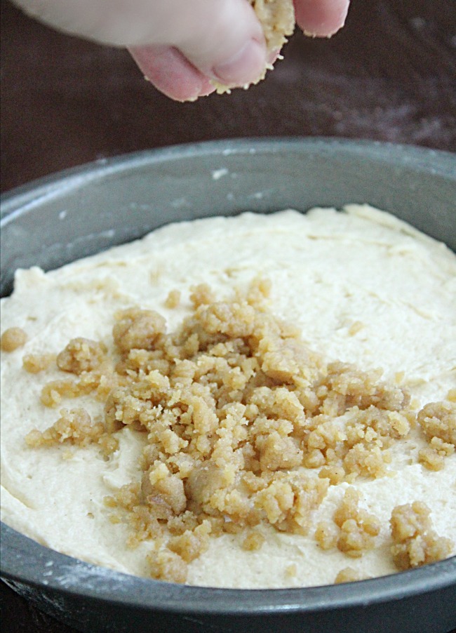 Cinnamon Crumb Coffee Cake | Big Green House #coffeecake #breakfasat #brunch #cinnamon #crumbcake