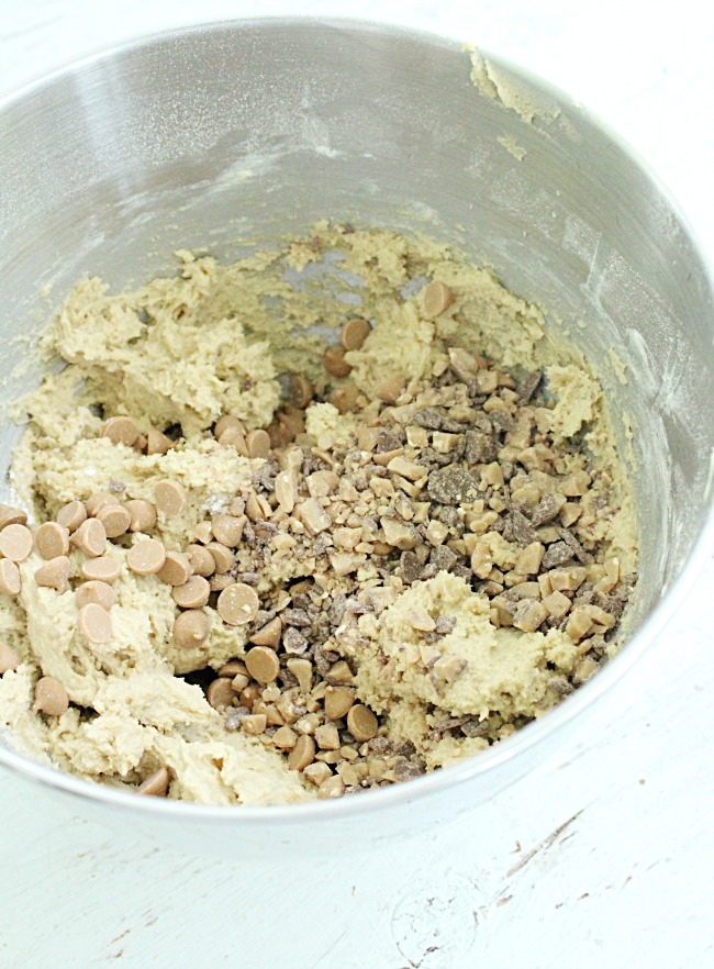 Skillet Peanut Butter Toffee Cookie