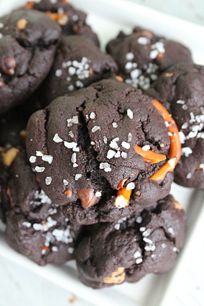 Dark Chocolate Peanut Butter Pretzel Cookies | Big Green House #peanutbutter #darkchocolate #pretzels #cookies
