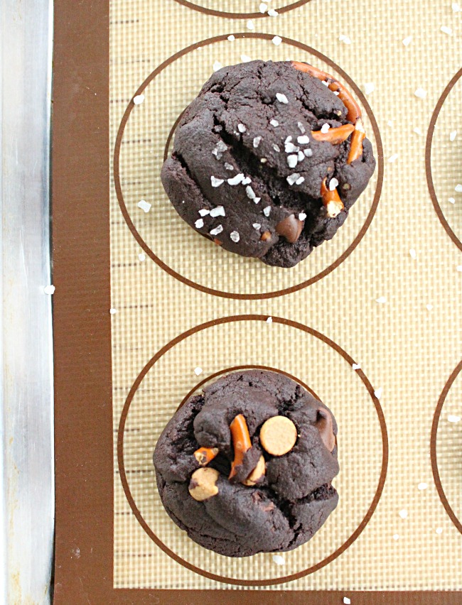 Dark Chocolate Peanut Butter Pretzel Cookies | Big Green House #peanutbutter #darkchocolate #pretzels #cookies