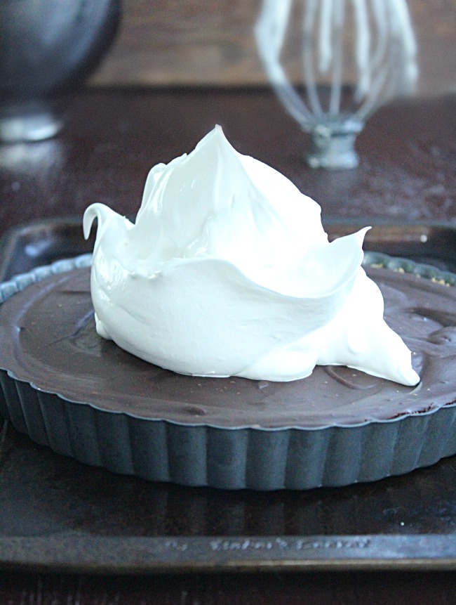 S mores Tart with Marshmallow Meringue | Big Green House #smores #tart #chocolate #meringue #marshmallow