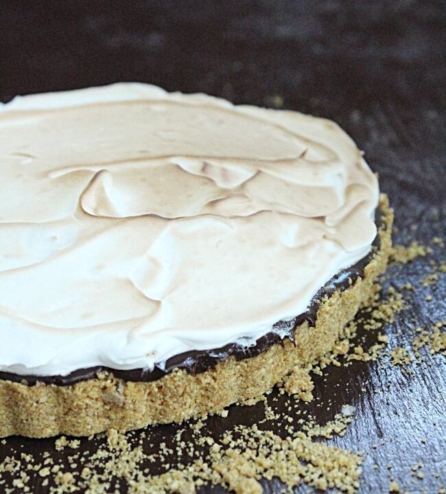 S mores Tart with Marshmallow Meringue | Big Green House #smores #tart #chocolate #meringue #marshmallow 
