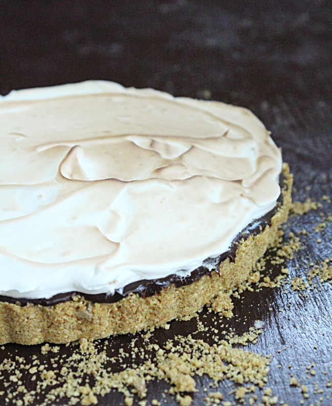 S mores Tart with Marshmallow Meringue | Big Green House #smores #tart #chocolate #meringue #marshmallow