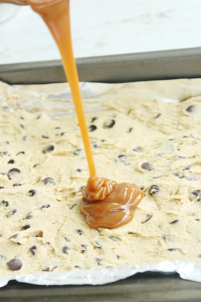 Salted Caramel Chocolate Chip Bars - Big Green House #saltedcaramel #chocolatechip #caramel #dessert #bars