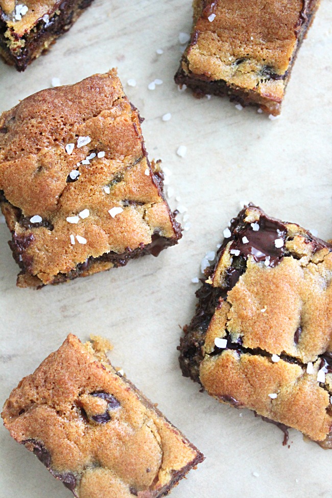 Salted Caramel Chocolate Chip Bars - Big Green House #saltedcaramel #chocolatechip #caramel #dessert #bars