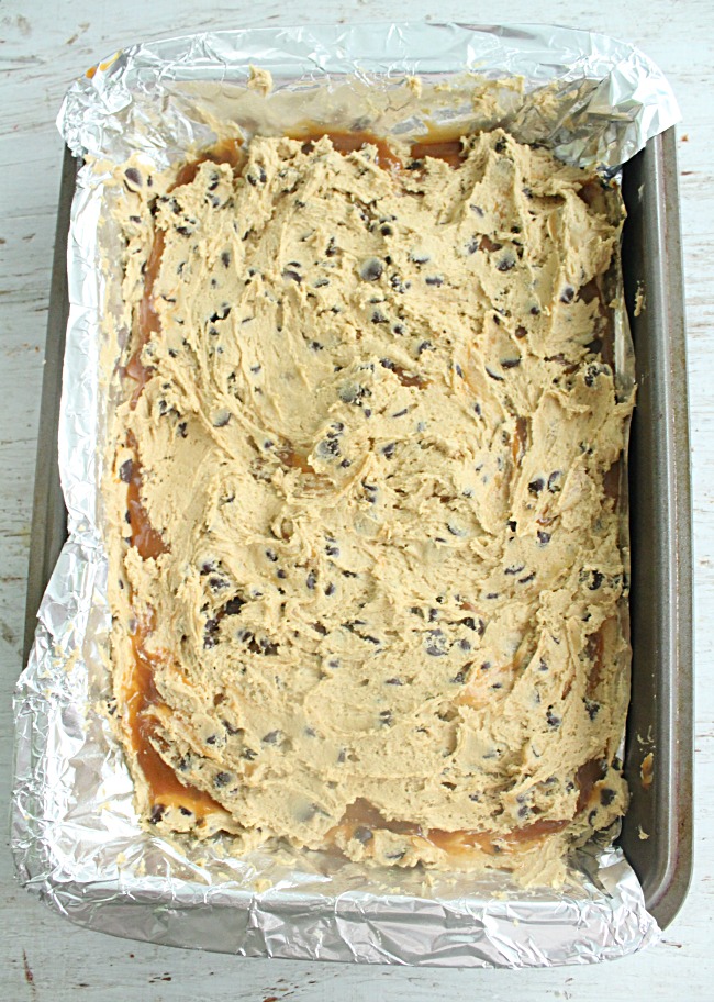 Salted Caramel Chocolate Chip Bars - Big Green House #saltedcaramel #chocolatechip #caramel #dessert #bars