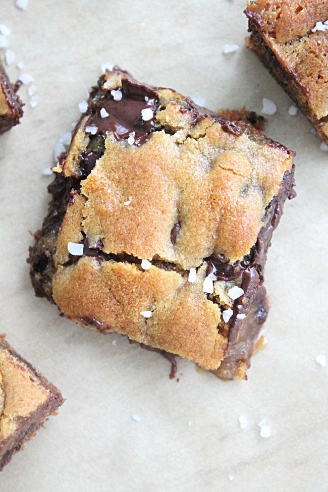 Salted Caramel Chocolate Chip Bars - Big Green House #saltedcaramel #chocolatechip #caramel #dessert #bars