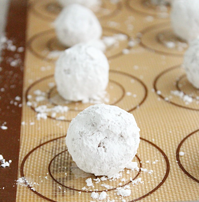 Brown Butter Crinkle Cookies- Big Green House #brownbutter #cookies #dessert #powderedsugar