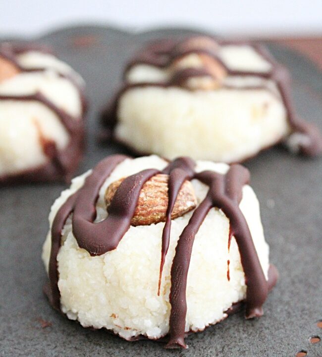 Dark Chocolate Coconut Almond Bites- Big Green House #darkchocolate #coconut #almonds #nobake #dessert