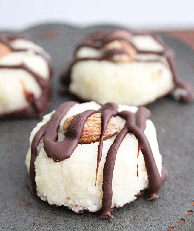 Dark Chocolate Coconut Almond Bites- Big Green House #darkchocolate #coconut #almonds #nobake #dessert