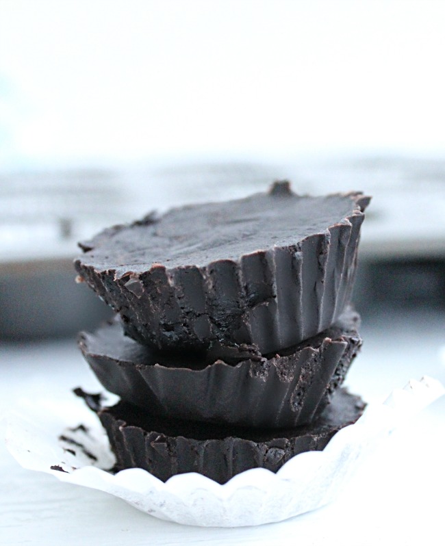 Three Ingredient Chocolate Bites No Refined Sugar- Big Green House #chocolate #nobake #dessert #chocolatebites #norefinedsugar