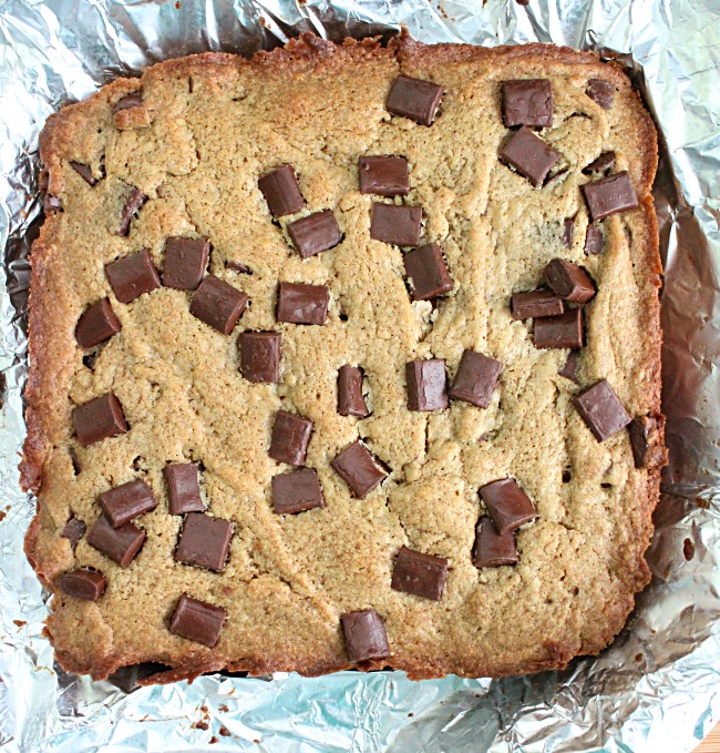 Peanut Butter Chocolate Chunk Blondies- Big Green House #peanutbutter #chocolate #chocolatechunks #dessert #blondies