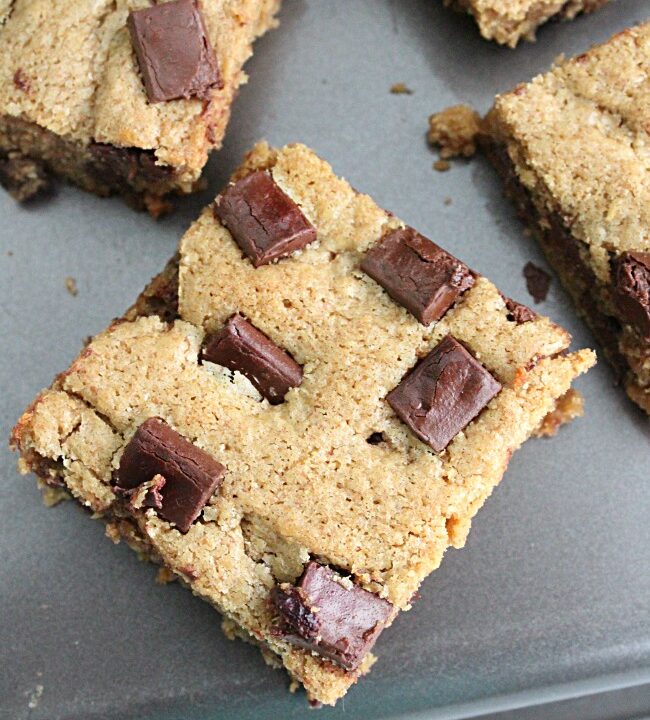 Peanut Butter Chocolate Chunk Blondies- Big Green House #peanutbutter #chocolate #chocolatechunks #dessert #blondies