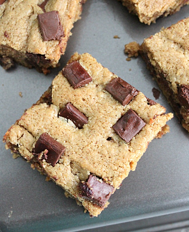 Peanut Butter Chocolate Chunk Blondies- Big Green House #peanutbutter #chocolate #chocolatechunks #dessert #blondies