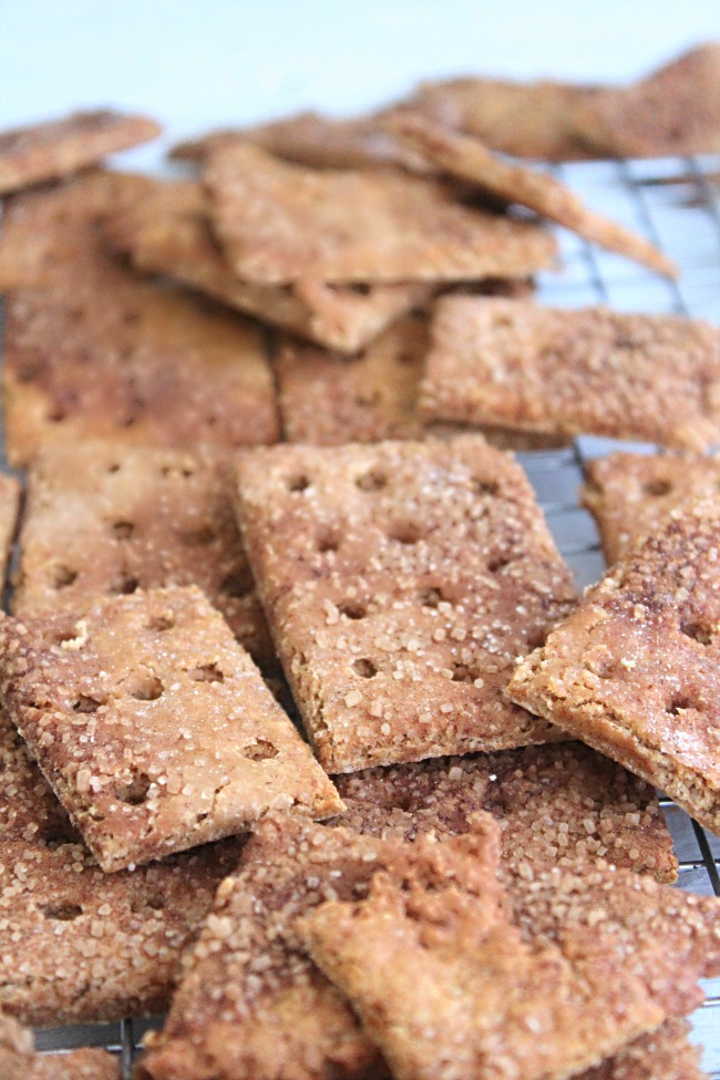 Homemade Graham Crackers- Big Green House #crackers #homemade #cinnamonsugar #grahamcrackers