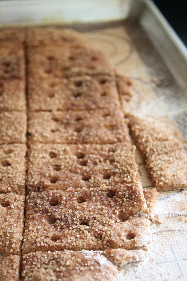 Homemade Graham Crackers- Big Green House #crackers #homemade #cinnamonsugar #grahamcrackers