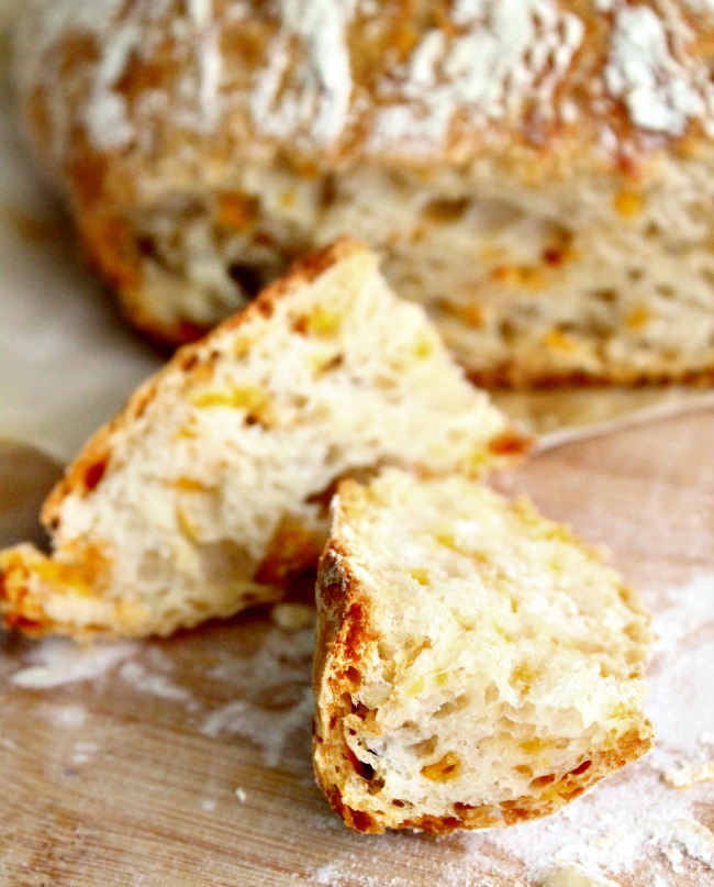 No Knead Cheddar Artisan Bread- Big Green House #cheddar #noknead #bread #homemadebread #artisanbread #cheddarcheese