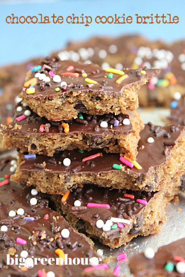 Chocolate Chip Cookie Brittle- Big Green House #chocolatechip #cookie #brittle #chocolatechipcookiebrittle #dessert