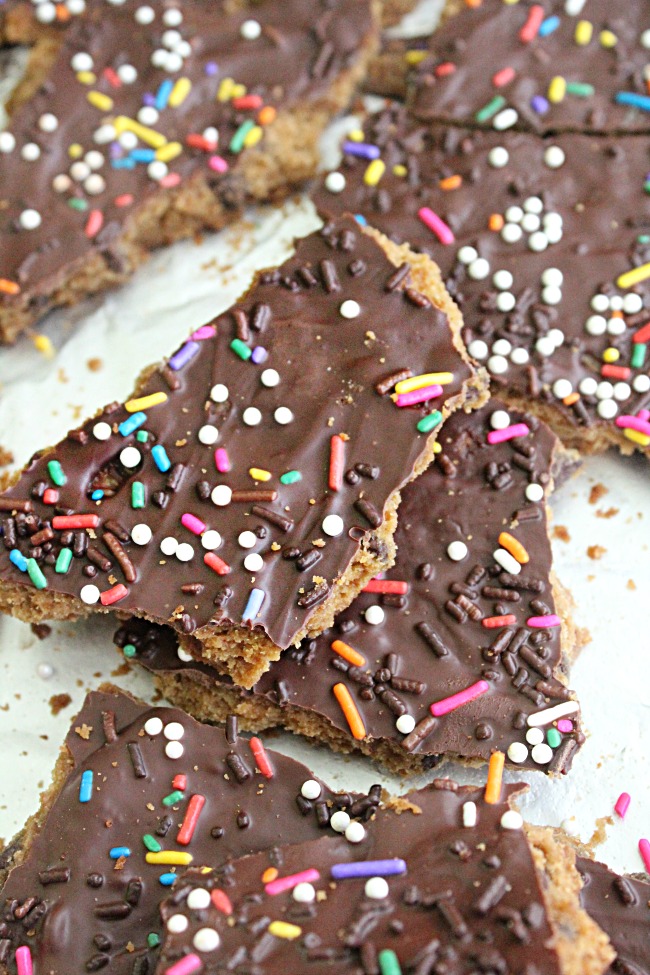 Chocolate Chip Cookie Brittle- Big Green House #chocolatechip #cookie #brittle #chocolatechipcookiebrittle #dessert