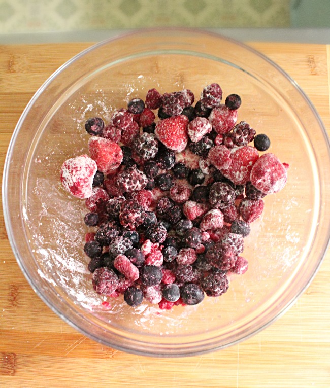 Mixed Berry Crumble- Big Green House #mixedberry #crumble #berries #dessert #biggreenhouseblog