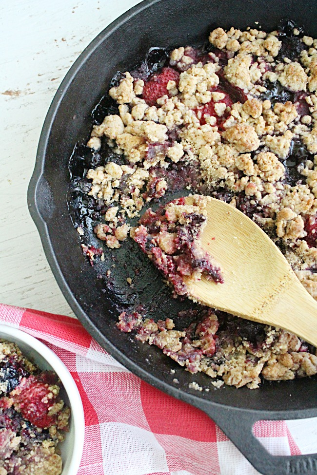 Mixed Berry Crumble- Big Green House #mixedberry #crumble #berries #dessert #biggreenhouseblog