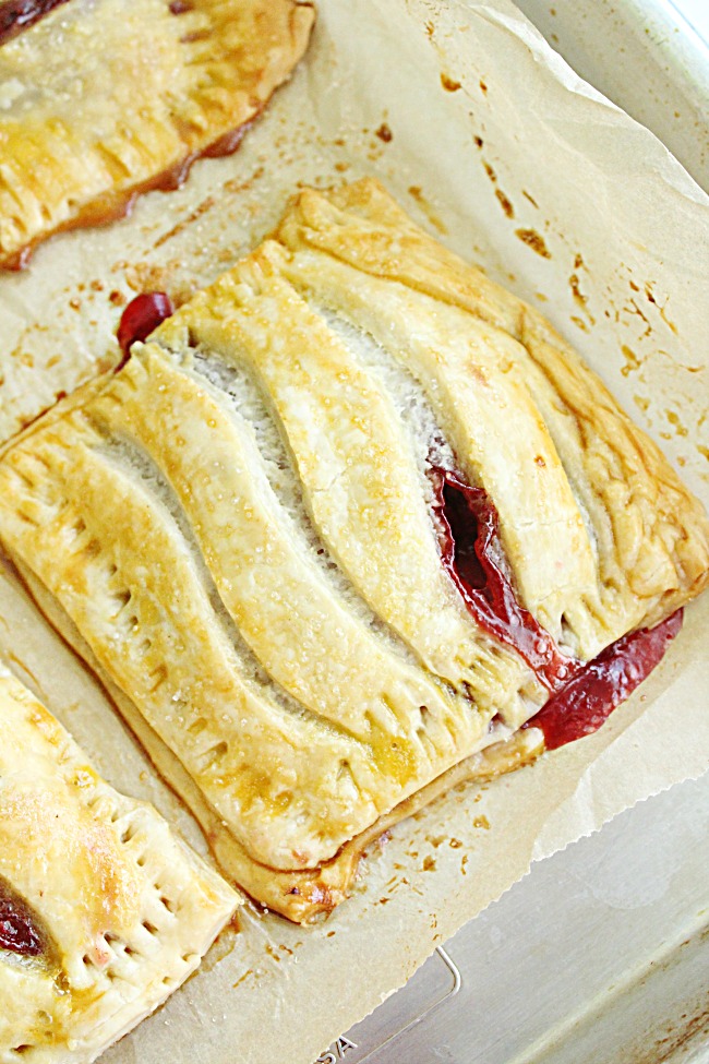 Strawberry Hand Pies- Big Green House #strawberry #handpies #pie #dessert #biggreenhouseblog