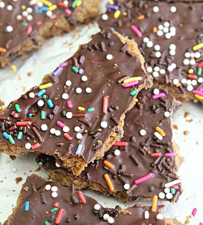 Chocolate Chip Cookie Brittle- Big Green House #chocolatechip #cookie #brittle #chocolatechipcookiebrittle #dessert