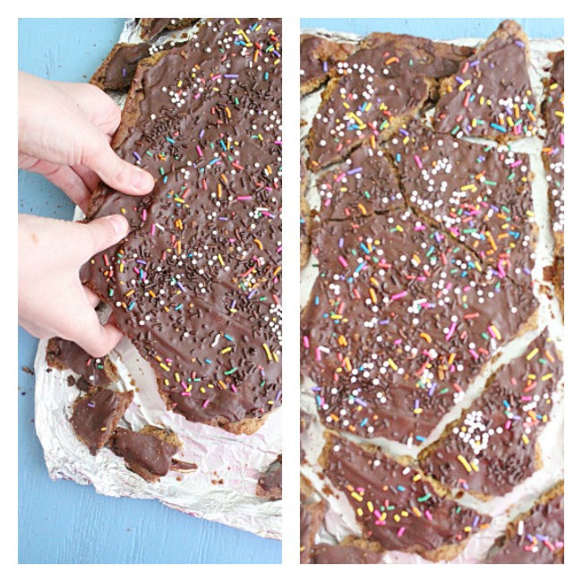 Chocolate Chip Cookie Brittle- Big Green House #chocolatechip #cookie #brittle #chocolatechipcookiebrittle #dessert