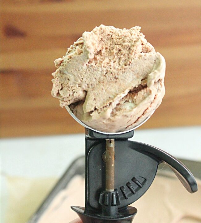 No Churn Chocolate Ice Cream - Big Green House #icecream #nochurn #chocolate #nobake #dessert
