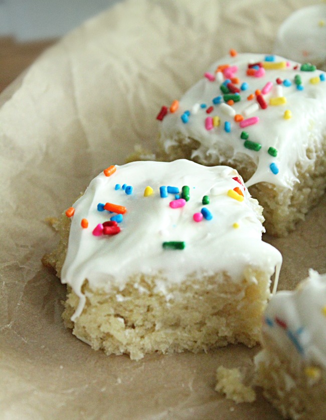 Vanilla Cockeyed Cake- Big Green House #noeggs #nomilk #nobutter #cake #vanilla #dessert #biggreenhouseblog