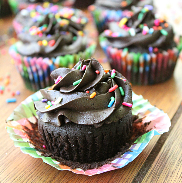 Dark Chocolate Brownie Cupcakes with Dark Chocolate Creamy Frosting- Big Green House #cupcakes #darkchocolate #brownie #dessert #biggreenhouseblog