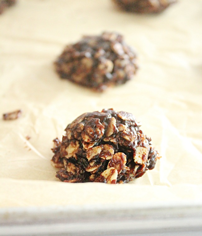 No Bake Peanut Butter Chocolate Oatmeal Cookies- Big Green House #cookies #biggreenhouseblog #nobakedessert #peanutbutter #chocolate #oatmeal