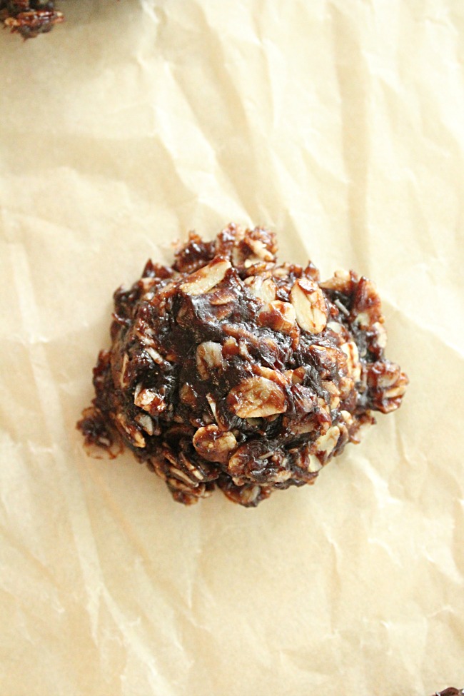 No Bake Peanut Butter Chocolate Oatmeal Cookies- Big Green House #cookies #biggreenhouseblog #nobakedessert #peanutbutter #chocolate #oatmeal
