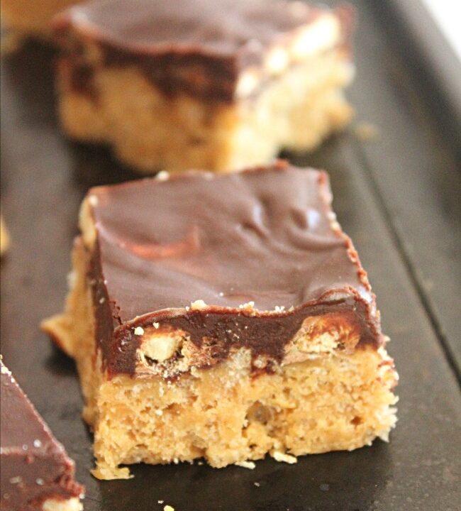 Chubby Hubby Rice Crispy Treats- Big Green House #biggreenhouseblog #ricekrispies #crispyricetreats #chubbyhubby #nobake #peanutbutter #chocolatepretzels 