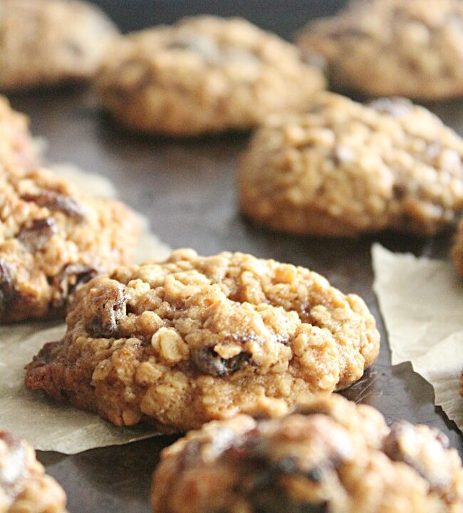 Oatmeal Raisin Cookies- Big Green House #cookies #oatmealcookies #raisins #dessert #oatmealraisin #biggreenhouseblog 