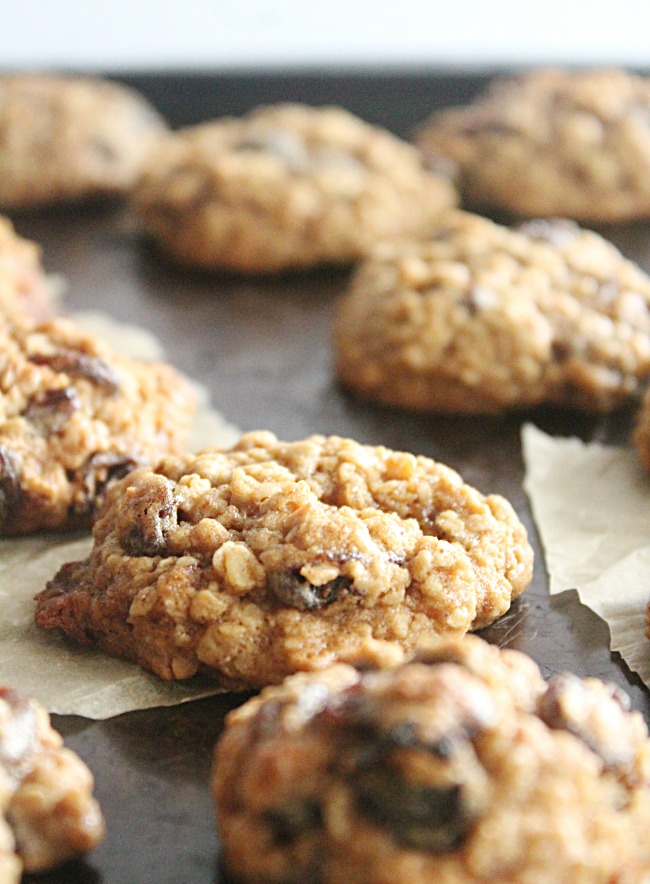 Oatmeal Raisin Cookies- Big Green House #cookies #oatmealcookies #raisins #dessert #oatmealraisin #biggreenhouseblog