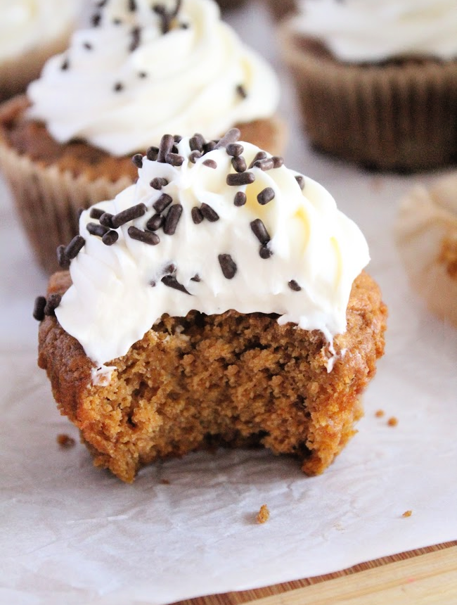Pumpkin Cupcakes with Cream Cheese Frosting- Big Green House #pumpkin #cupcakes #creamcheesefrosting #biggreenhouseblog
