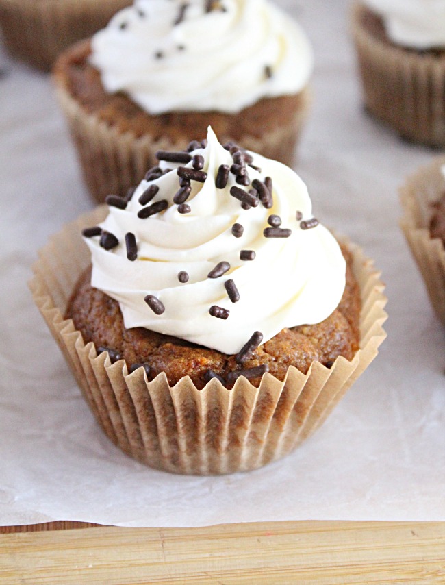 Pumpkin Cupcakes with Cream Cheese Frosting- Big Green House #pumpkin #cupcakes #creamcheesefrosting #biggreenhouseblog