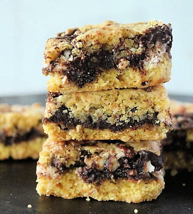 Chocolate Pecan Oat Bars- Big Green House #chocolate #oatbars #oats #dessert #bars #biggreenhouseblog