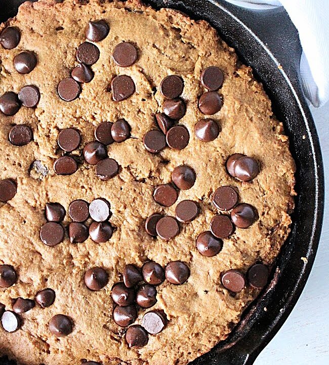 Skillet Chocolate Chip Banana Bread- Big Green House #norefinedsugar #biggreenhouseblog #bananabread #chocolatechip #darkchocolate