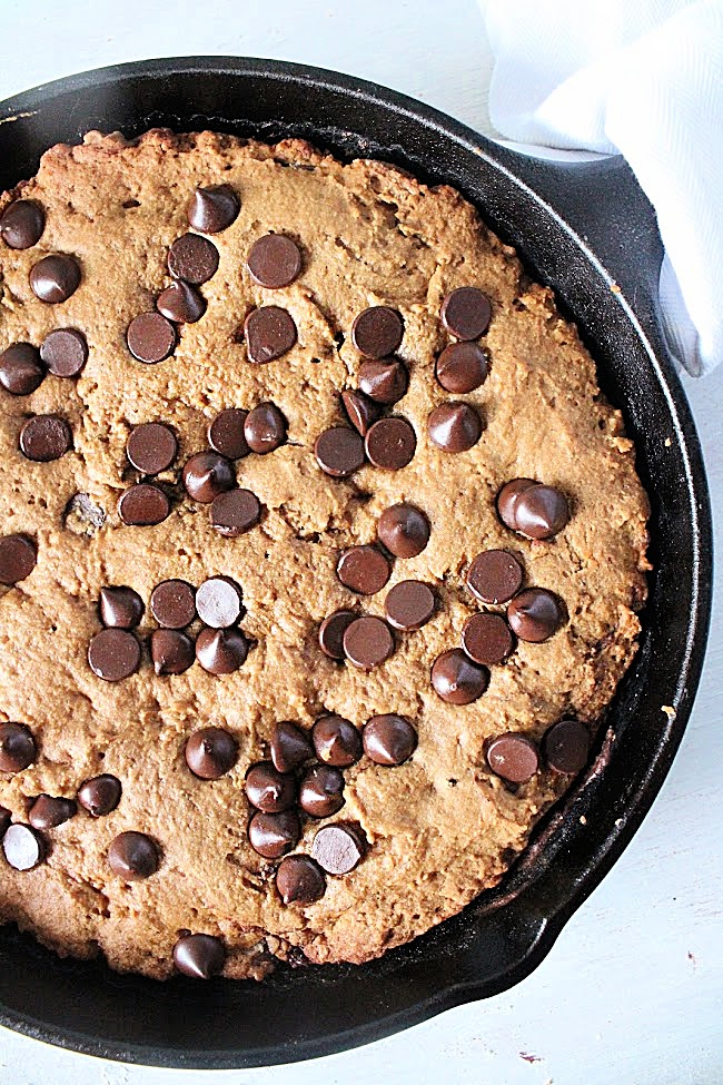 Skillet Chocolate Chip Banana Bread- Big Green House #norefinedsugar #biggreenhouseblog #bananabread #chocolatechip #darkchocolate