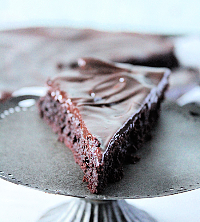 Flourless Chocolate Cake: No Refined Sugar - Big Green House #biggreenhouseblog #flourlesscake #chocolate #cake #chocolatecake #dessert