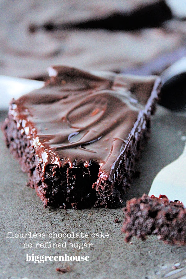 Flourless Chocolate Cake: No Refined Sugar - Big Green House #biggreenhouseblog #flourlesscake #chocolate #cake #chocolatecake #dessert