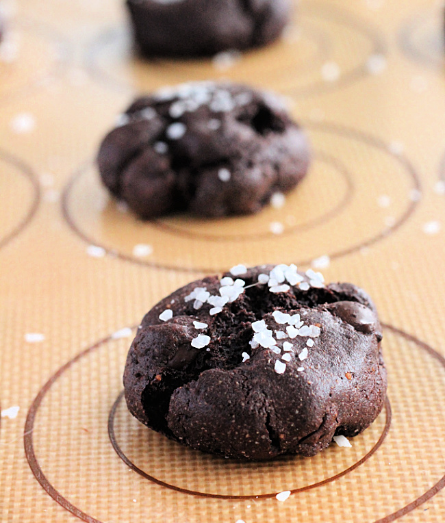 Sea Salt Brownie Cookies- Big Green House #biggreenhouseblog #cookies #seasalt #darkchocolate #dessert #norefinedsugar #almondflour