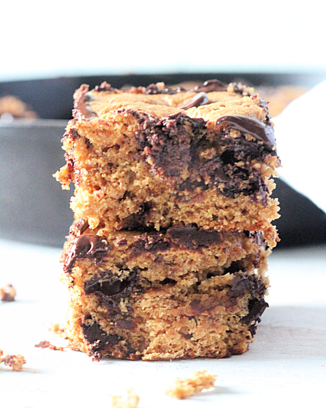 Skillet Chocolate Chip Banana Bread- Big Green House #norefinedsugar #biggreenhouseblog #bananabread #chocolatechip #darkchocolate