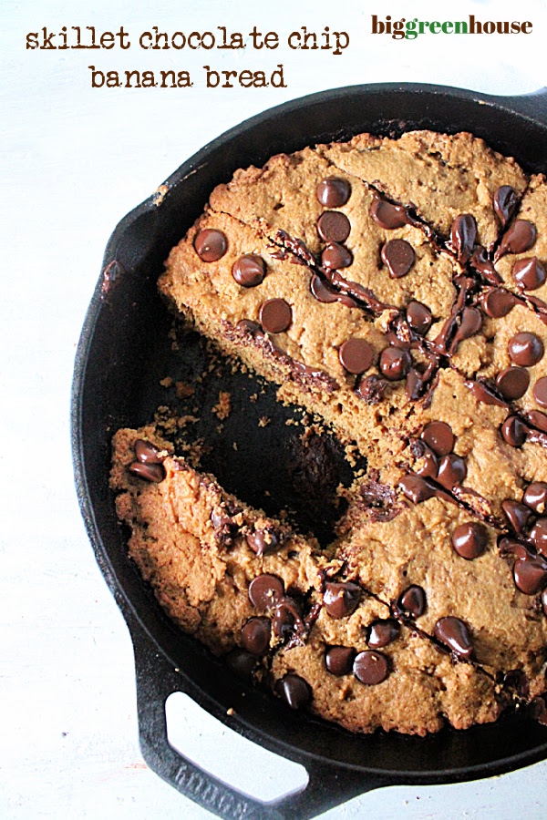Skillet Chocolate Chip Banana Bread- Big Green House #norefinedsugar #biggreenhouseblog #bananabread #chocolatechip #darkchocolate