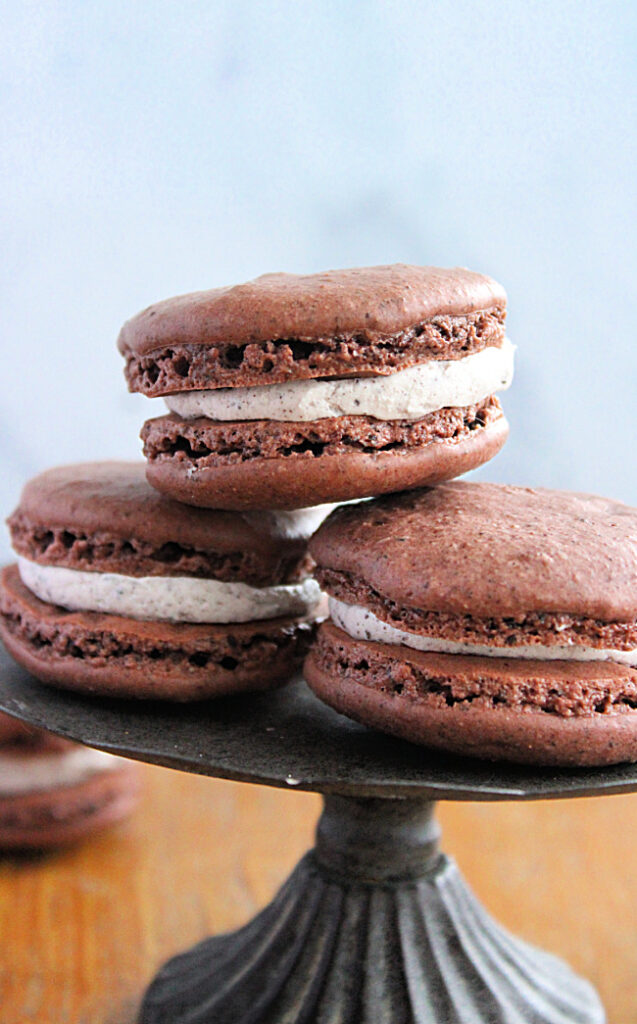 Cookies and Cream Macarons- Big Green House #macarons #cookies #cookiesandcream #oreocookies #dessert