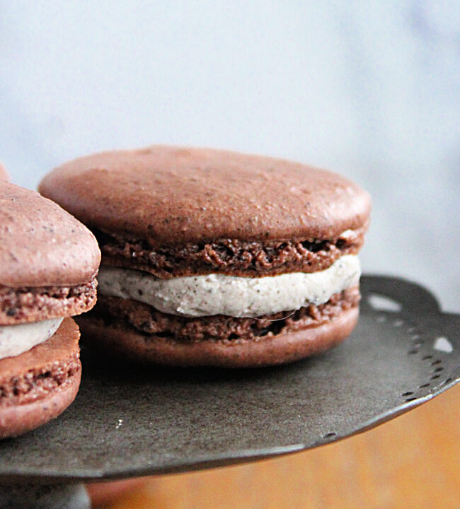Cookies and Cream Macarons- Big Green House #macarons #cookies #cookiesnadcream #oreocookies #dessert 