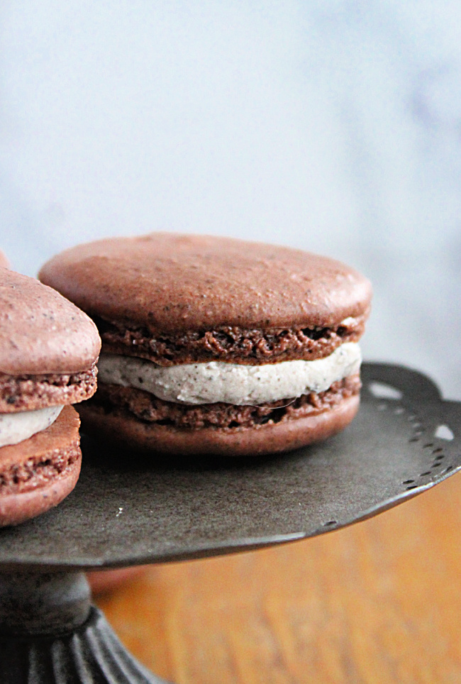 Cookies and Cream Macarons- Big Green House #macarons #cookies #cookiesandcream #oreocookies #dessert